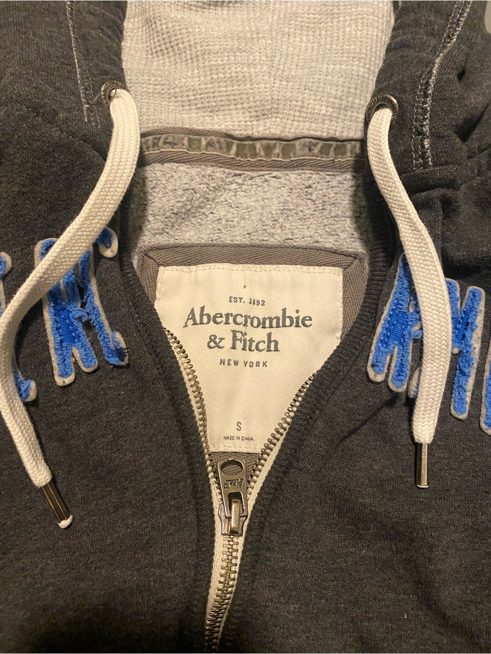 Y2K Abercrombie & Fitch Women's Charcoal Zip-Up Hoodie - Picture 4 of 9